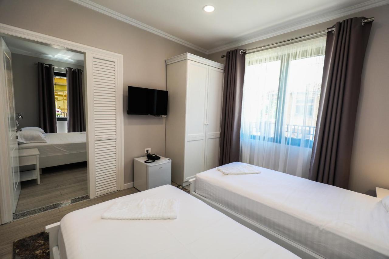 Hotel Peroni Корча Екстериор снимка