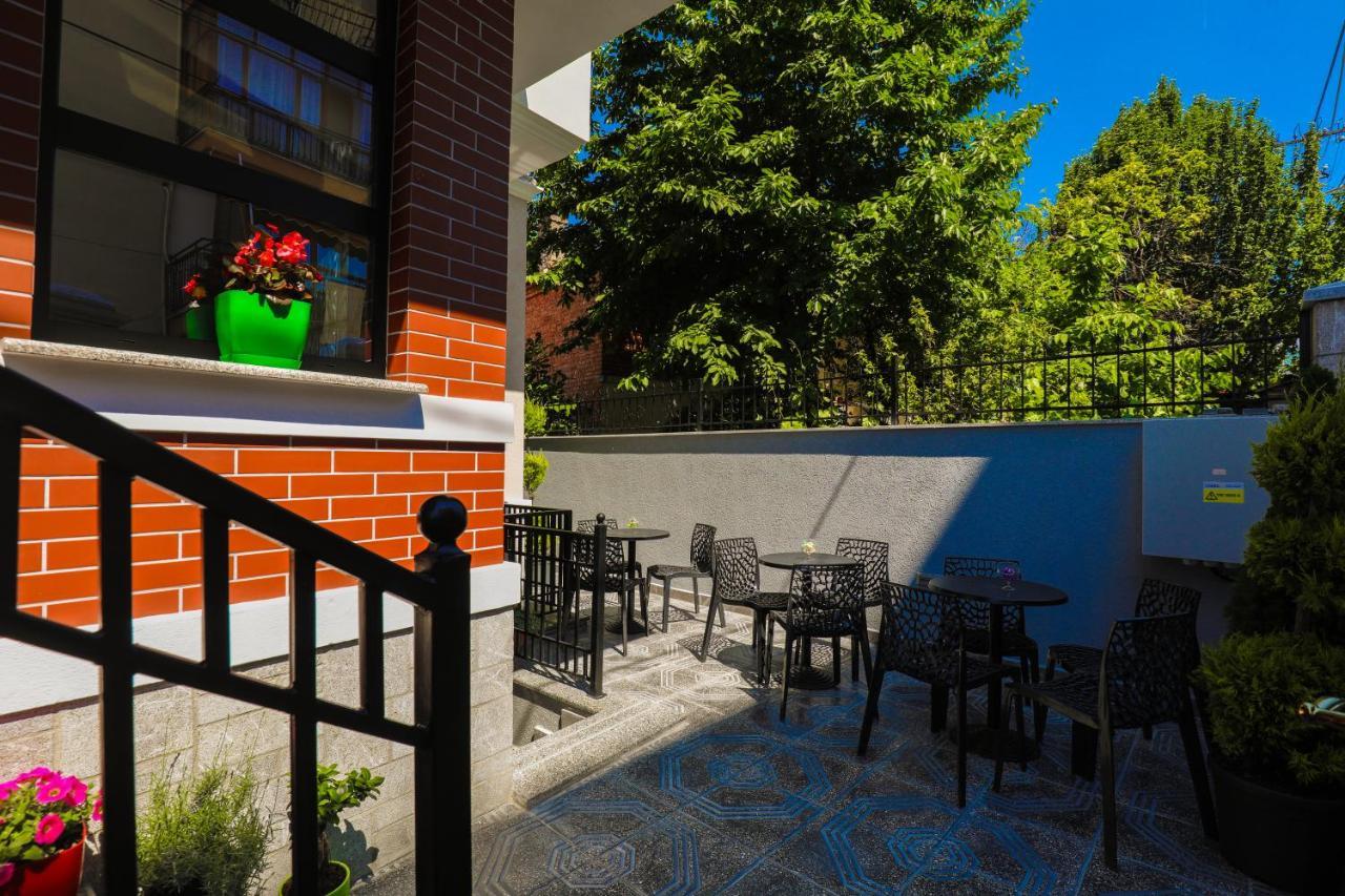 Hotel Peroni Корча Екстериор снимка