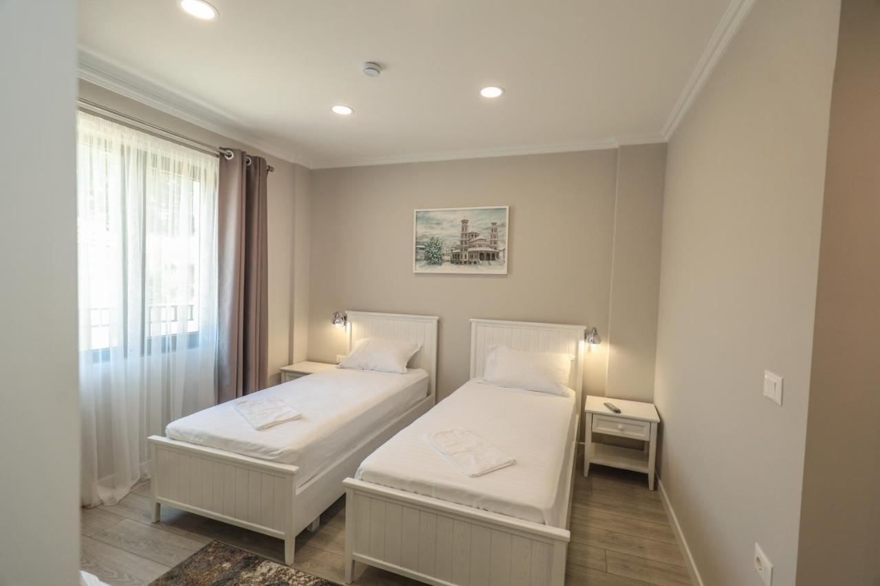 Hotel Peroni Корча Екстериор снимка
