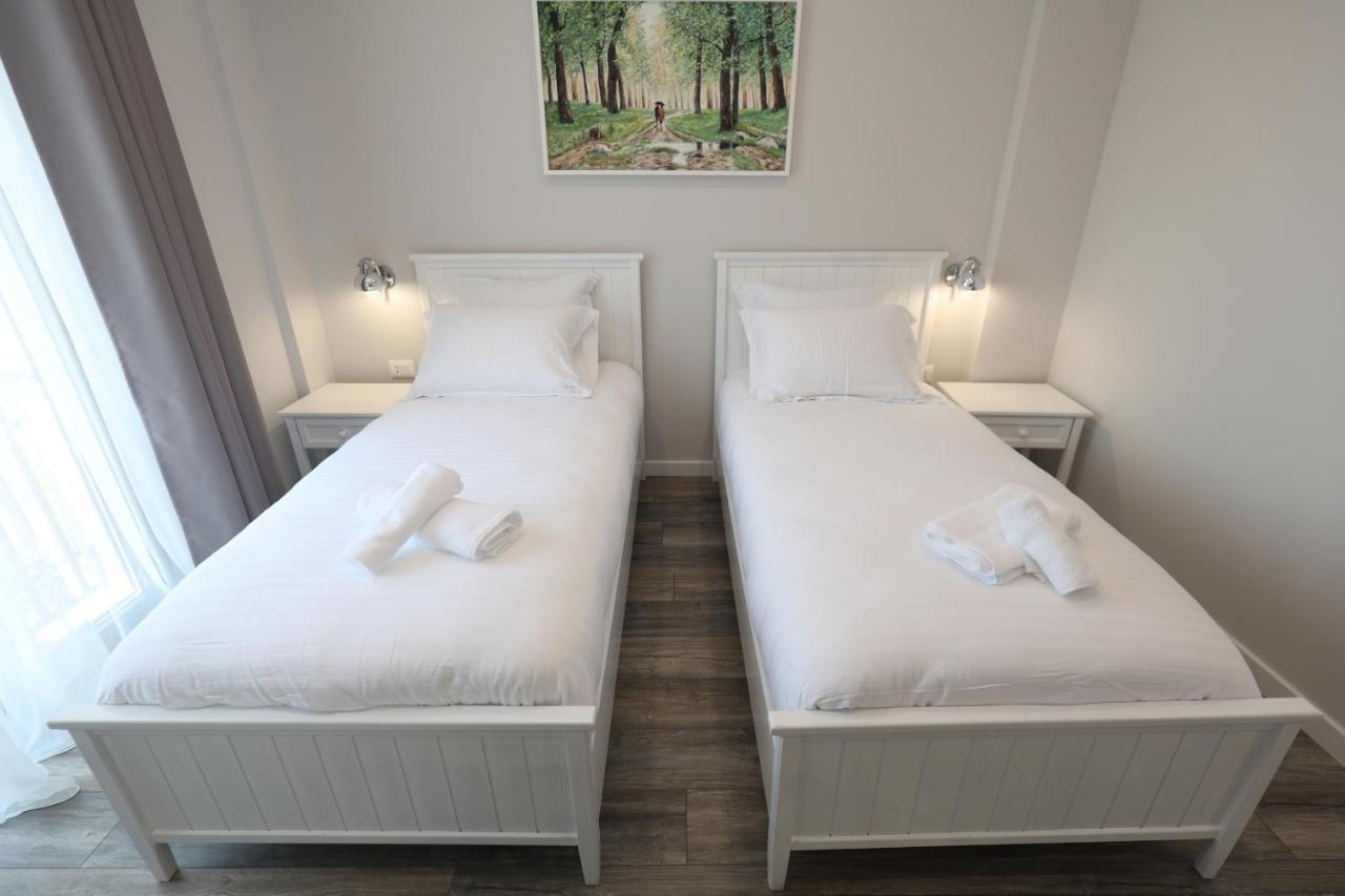 Hotel Peroni Корча Екстериор снимка