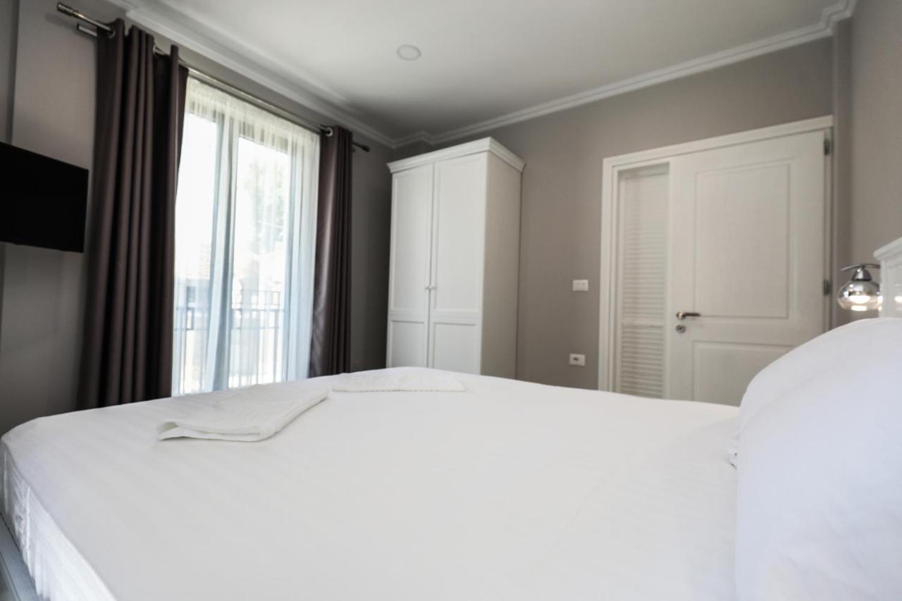 Hotel Peroni Корча Екстериор снимка
